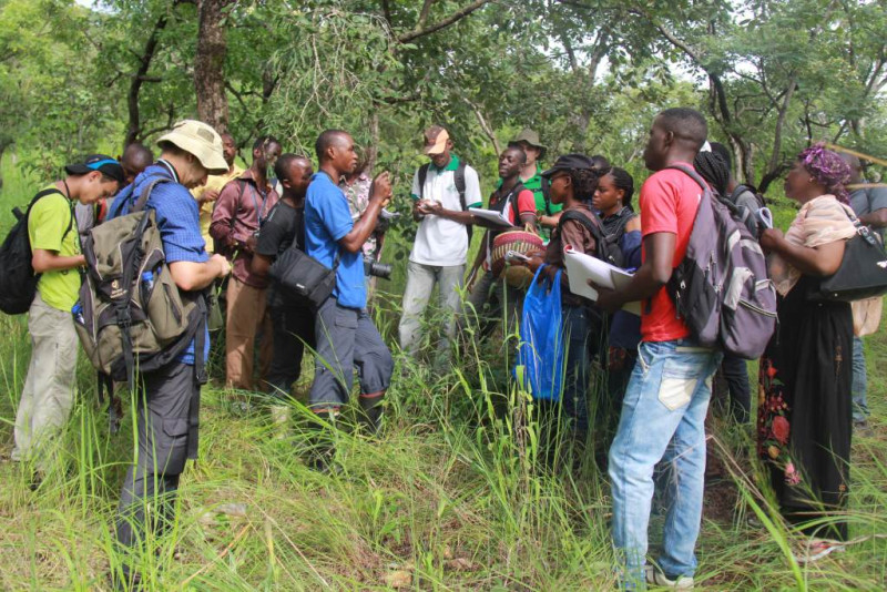 Photo: Nourou Soulemane Yorou Eine Gruppe von Menschen in einer afrikanischen Landschaft. Bild: Nourou Soulemane Yorou