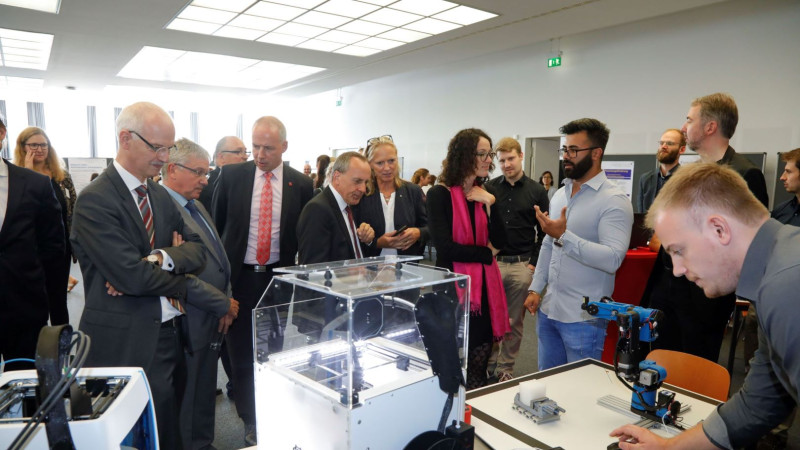 The panel discussion ‘Bachelor’s degree program in Medical Technology’ centered on the successful model created by the RMU. From left to right: Vice-President Professor Roger Erb (Goethe University) and Associate Professor Paul Weigl (Goethe University) in discussion with Professor Mario Kupnik (TUD). Photo: Benjamin André